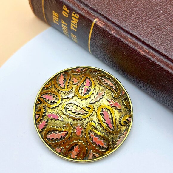 1960s Signed Karu Brooch – Pink Enamel Gold-Tone Round Leaf Design, Vintage Book - Picture 1 of 6